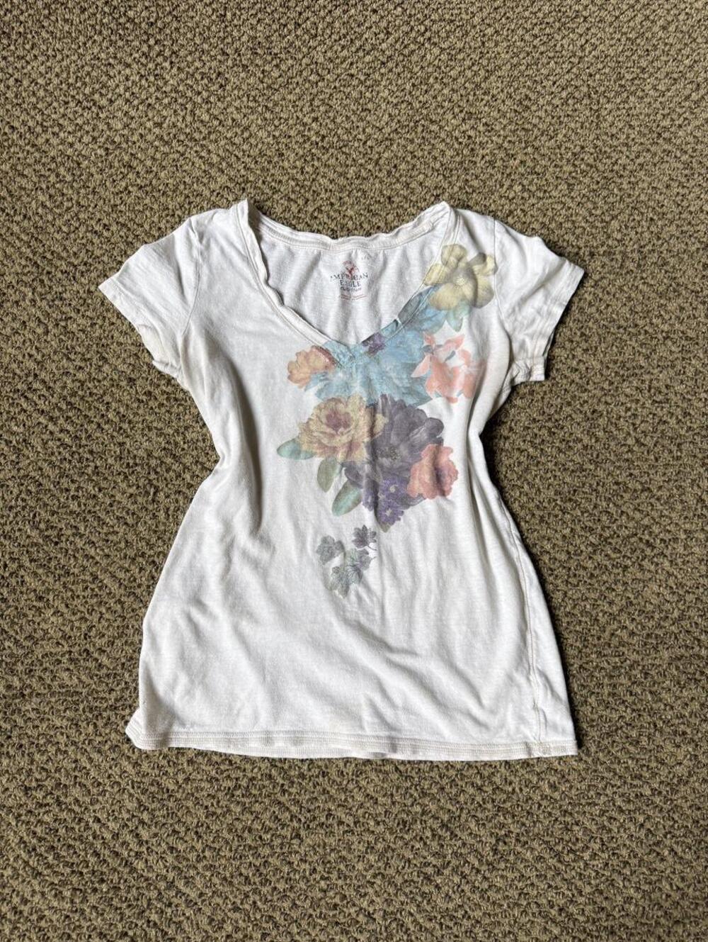 y2k vintage American Eagle white baby tee with floral graphic